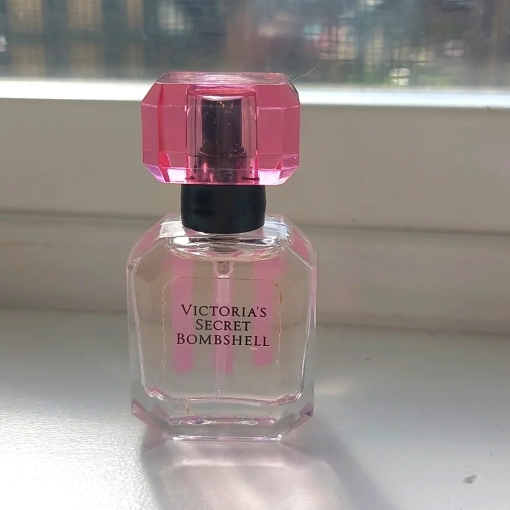 NEW BOTTLE VS BOMBSHELL PERFUME TRAVEL SIZE NOT MADE ANYMORE 7.5ML .25FL…